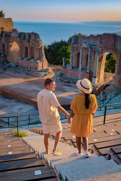 陶尔敏娜 西西里 一对在西西里陶尔敏娜的古希腊剧院的废墟前观看日落的情侣 夫妇中年休假西西里 — 图库照片