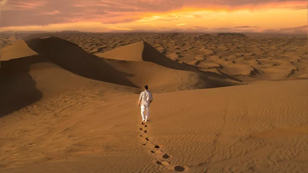 Dubai Wüste Sanddünen Männer Beim Sonnenuntergang Der Wüste Von Dubai — Stockfoto