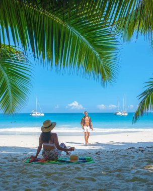 Anse Lazio plajı Praslin Seyşeller. Seyşeller 'de lüks bir tatil sırasında tropik bir plajda yaşayan genç bir çift. Tropik plaj Anse Lazio Praslin Seyşeller