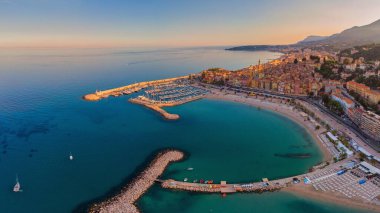 Fransız Riviera 'sındaki Menton eski şehri. Menton Fransa Avrupa üzerindeki insansız hava aracı görüntüsü, insansız hava aracı görüşü