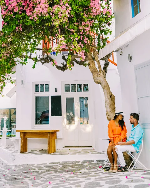 Couple Vacances Mykonos Grèce Rues Colorées Vieille Ville Mykonos Avec — Photo