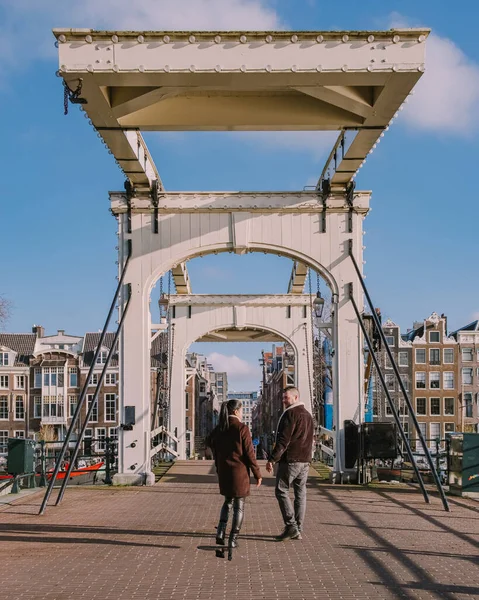 一对男女在阿姆斯特丹历史中心荷兰阿姆斯特丹的城市之旅 荷兰运河 — 图库照片