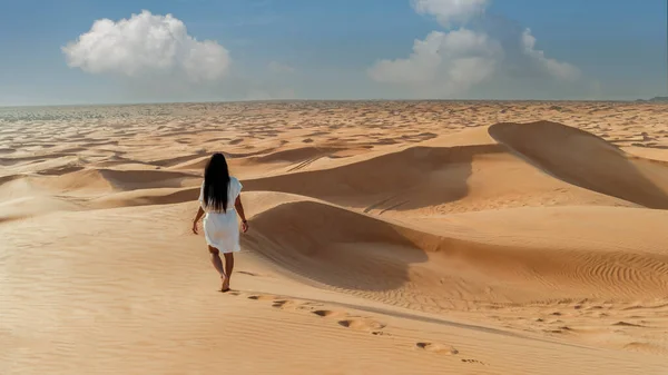 Dubai Wüste Sanddünen Asiatische Frauen Auf Wüstensafari Dubai Vereinigte Arabische — Stockfoto