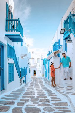 Tatildeki çift, Mykonos Yunanistan, Little Venice Mykonos Yunanistan, yaz tatili boyunca Mykonos kasabasında okyanusta gün batımı