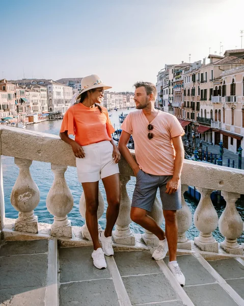 一对男女在威尼斯的城市之旅意大利 五彩斑斓的街道与运河威尼斯 夏天的欧洲 — 图库照片
