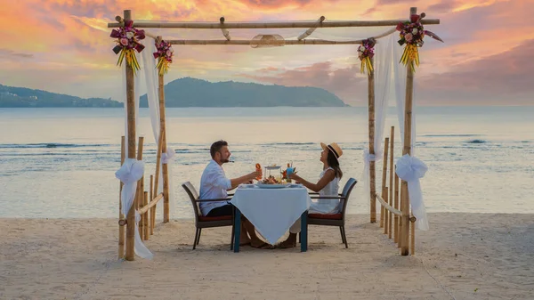 Cena Romantica Sulla Spiaggia Phuket Thailandia Coppia Uomo Donna Mezza — Foto Stock