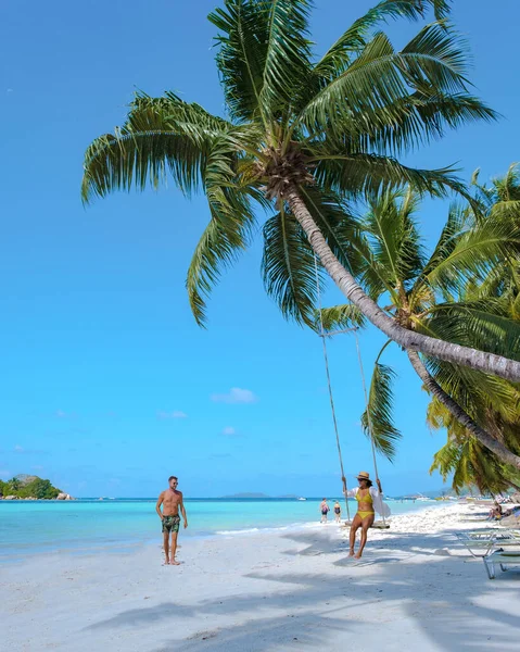 Praslin Seychellen Tropisch Eiland Met Witte Stranden Palmbomen Enkele Mannen — Stockfoto