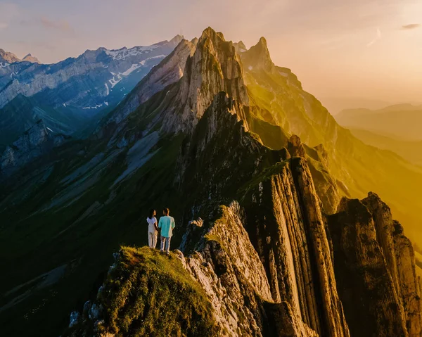 Couple Regardant Coucher Soleil Bord Une Montagne Suisse Pendant Les — Photo