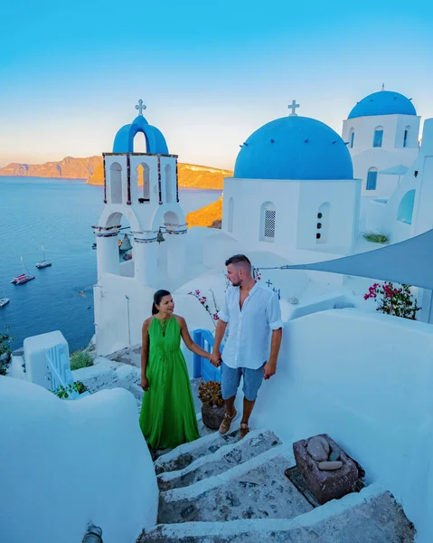 Pár Dovolené Santorini Řecko Dva Muži Ženy Navštívit Oia Santorini — Stock fotografie