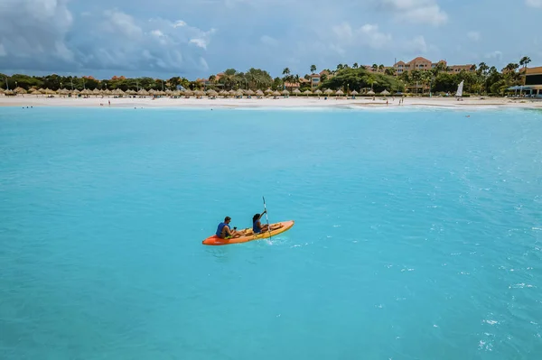 Paar Kajakfahren Ozean Auf Urlaub Auf Aruba Karibik Mann Und — Stockfoto