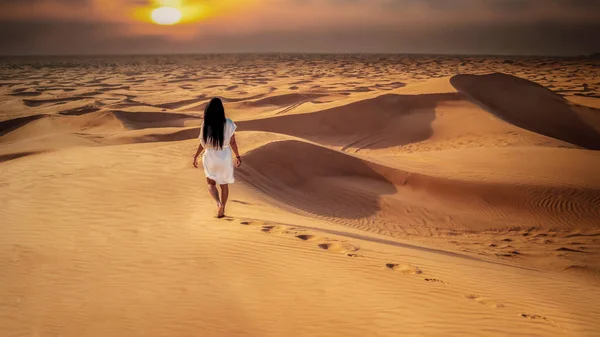 迪拜甜食沙丘 阿拉伯联合酋长国迪拜沙漠狩猎的亚洲妇女 迪拜女性度假游览沙丘 — 图库照片