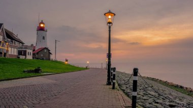 Urk Hollanda Flevoland, Liman ve deniz feneri gün batımında Hollanda 'nın küçük bir köyünde.