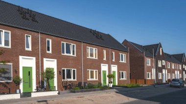 Modern aile evleri olan Hollanda Suburban bölgesi, Hollanda 'da yeni inşa edilmiş modern aile evleri, Hollanda aile evi