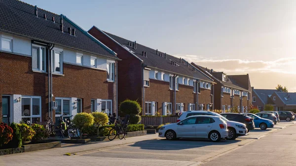 Προαστιακή Περιοχή Σύγχρονες Οικογενειακές Κατοικίες Νεόδμητες Οικογενειακές Κατοικίες Στην Ολλανδία — Φωτογραφία Αρχείου