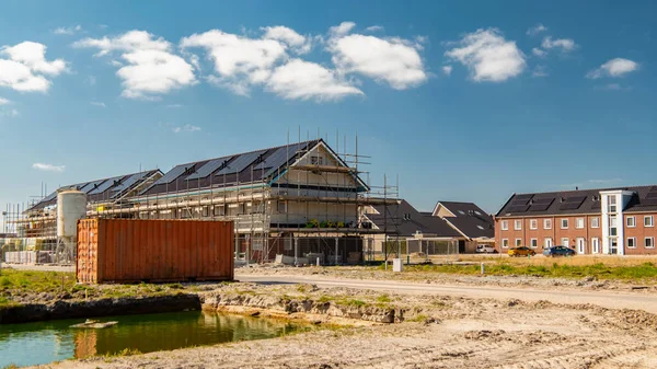 Novostavba Domů Solárními Panely Připevněnými Střeše Proti Slunné Obloze Nové — Stock fotografie