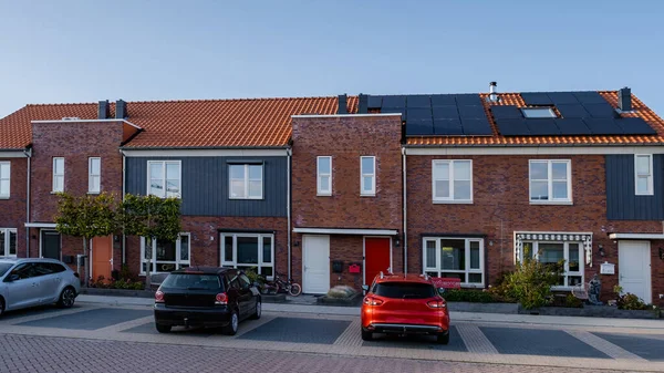 Neue Häuser Mit Sonnenkollektoren Auf Dem Dach Gegen Den Sonnigen — Stockfoto