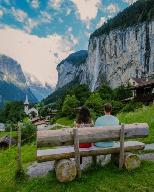 İsviçre 'nin İsviçre Alpleri' ndeki Lauterbrunnen Vadisi 'ndeki Lauterbrunnen köyünü ziyaret ettiler. Beyaz adam ve Asyalı kadın İsviçre 'de tatildeler.