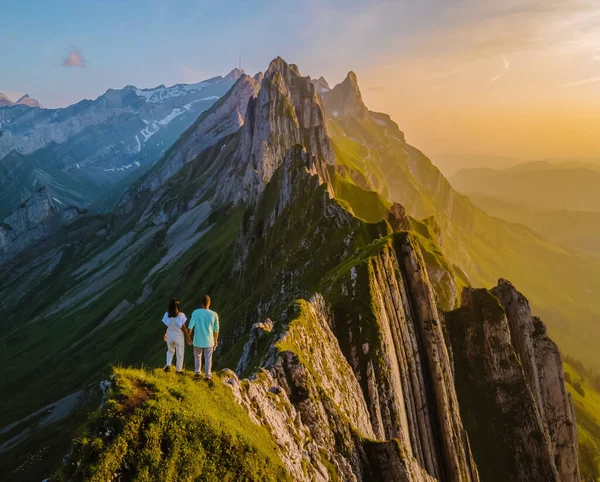 Ζευγάρι Στην Άκρη Ενός Βουνού Που Βλέπει Ηλιοβασίλεμα Κορυφογραμμή Schaeffler — Φωτογραφία Αρχείου