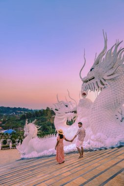 Çift gün batımında Chiang Rai Tayland 'daki Wat Huay Pla Kung Tapınağı' nı, Chiang rai 'deki Büyük Buda Tapınağı' nı ziyaret eder.