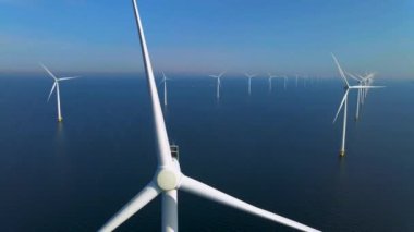 Bulutlu ve mavi gökyüzü olan yel değirmeni parkı, okyanus havası manzaralı rüzgar türbini Flevoland Hollanda Ijsselmeer