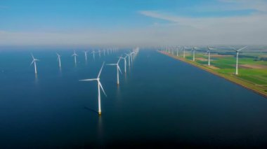 Yel değirmeni parkı ve mavi gökyüzü, okyanus havası manzaralı yel değirmeni parkı Flevoland Hollanda Ijsselmeer