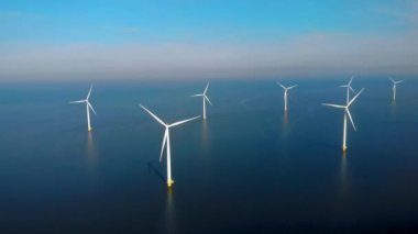 Rüzgâr türbini Flevoland Hollanda 'nın okyanus manzaralı yel değirmeni parkı.