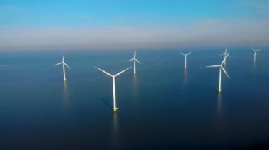 Rüzgâr türbini Flevoland Hollanda 'nın okyanus manzaralı yel değirmeni parkı.