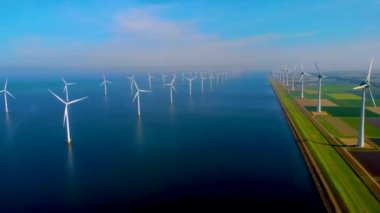 Rüzgâr türbini Flevoland Hollanda 'nın okyanus manzaralı yel değirmeni parkı.