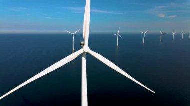 Açık deniz yel değirmeni parkı bulutlu ve mavi gökyüzü, okyanus havası manzaralı rüzgar türbini Flevoland Hollanda Ijsselmeer