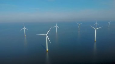 Bulutlu yel değirmeni türbinleri, mavi gökyüzü, okyanus havası manzaralı rüzgar türbini Flevoland Hollanda Ijsselmeer ile yel değirmeni parkı.