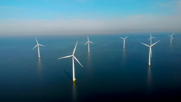 風力タービンで海の空中ビューの風車公園でのドローンビュー FlevolandオランダIjsselmeer — ストック動画