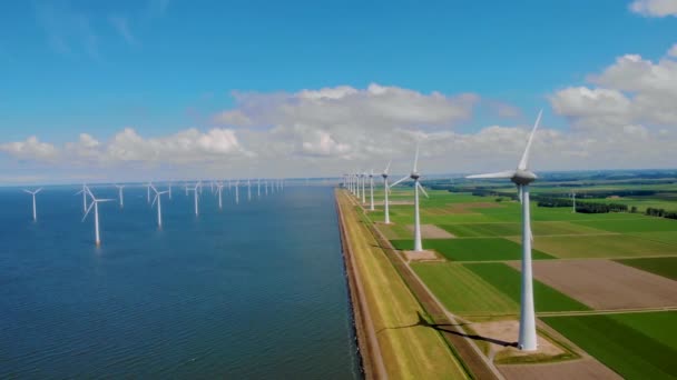 風車のドローンビュー 雲と青い空の風車公園 風力タービンで海の空中ビューの風車公園 FlevolandオランダIjsselmeer — ストック動画