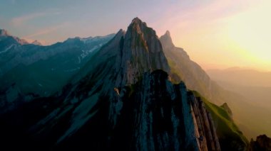 Schaeffler dağ sırtı İsviçre Alpstein, Appenzell İsviçre, İsviçre 'nin görkemli Schaeffler zirvesinin dik bir sırtı. Dağlarda orta yaşlı çift, erkek ve kadın yürüyüş yapıyor.