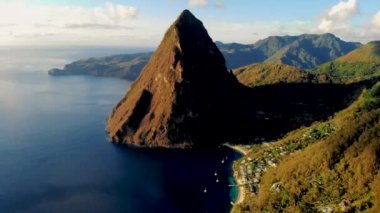 Saint Lucia 'nın ya da St. Lucia Karayipleri' nin Piton Dağı 'nın devasa pitonlarına bakın.
