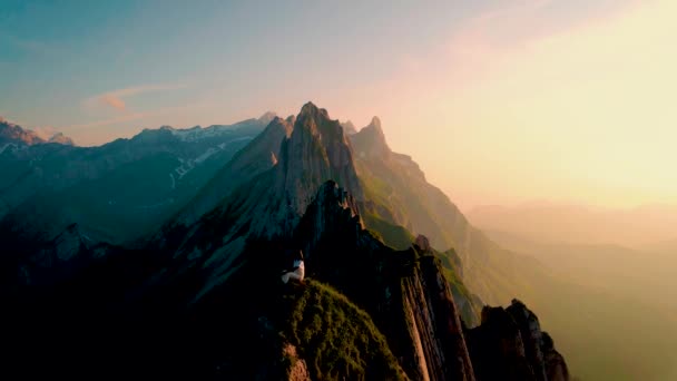 Couple Hedge Mountain Watching Sunset Schaeffler Mountain Ridge Swiss Alpstein — 비디오