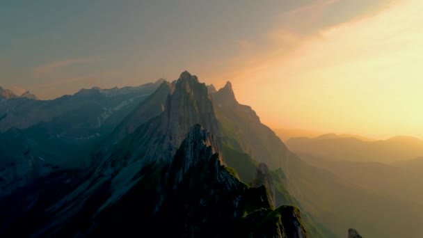 瑞士阿彭策尔州阿尔普斯坦市Schaeffler山脊的落日 瑞士Schaeffler峰陡峭的山脊 — 图库视频影像
