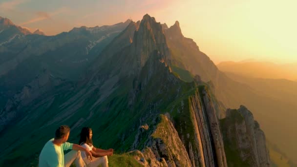 Para Przy Żywopłocie Góry Obserwującej Zachód Słońca Schaeffler Górski Grzbiet — Wideo stockowe