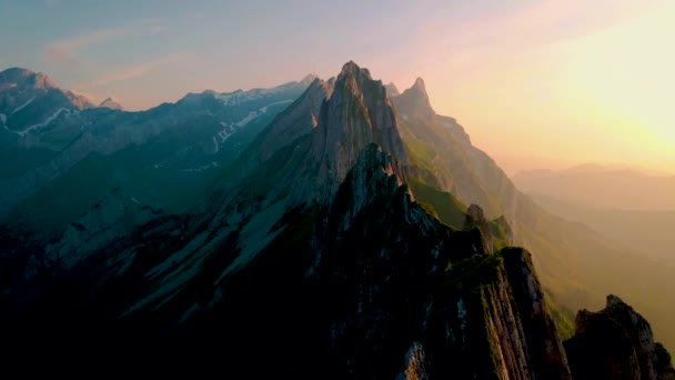 瑞士阿彭策尔的Schaeffler山脊耸立在陡峭的Schaeffler山脊上 那是一座陡峭的Schaeffler山脊 — 图库视频影像