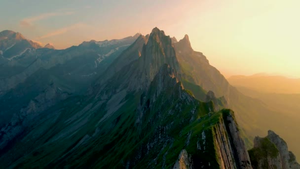 Par Vid Häcken Ett Berg Tittar Solnedgången Schaeffler Bergsrygg Swiss — Stockvideo