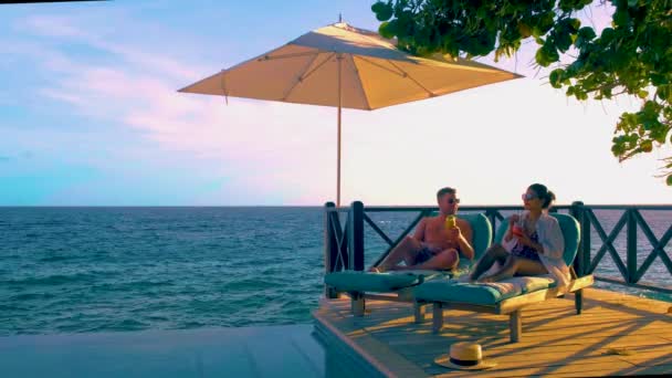 Curacao Paar Mann Und Frau Mittleren Alters Entspannen Schwimmbad Während — Stockvideo