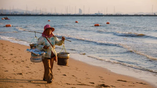 Jomtien Beach Pattaya Thailand January 2022 Beach Vendor Selling Fish —  Fotos de Stock