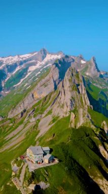 Ebenalp 'ten Schafler dağ sırtına kadar gün batımı İsviçre Alpstein, Appenzell İsviçre, İsviçre' nin görkemli Schaeffler zirvesinin dik bir sırtı..