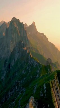 Ebenalp 'ten Schafler dağ sırtına kadar gün batımı İsviçre Alpstein, Appenzell İsviçre, İsviçre' nin görkemli Schaeffler zirvesinin dik bir sırtı..