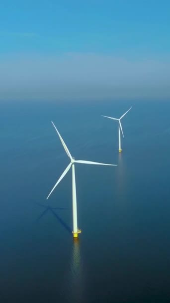 风车涡轮机的无人机景观 云彩蓝天的风车公园 用风力涡轮机和荷兰Ijsselmeer的海洋航空景观的风车公园 — 图库视频影像