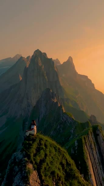 Захід Сонця Ебенальпі Гірського Кряжа Шафлер Альпштайн Аппенцелл Швейцарія Крутий — стокове відео
