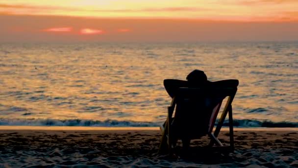 Asian Thai Women Beach Chair Watching Sunset Jomtien Beach Pattaya — Video Stock