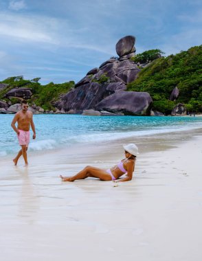Güney Tayland 'daki tropik Similan Adaları' na tekne gezisine giden bir çift. Erkekler ve kadınlar Similan sahilinde.