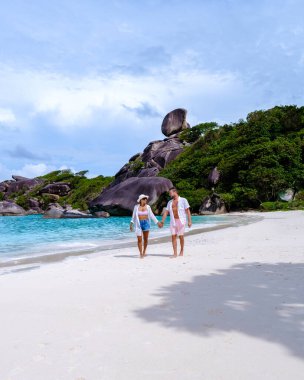 Güney Tayland 'daki tropik Similan Adaları' na tekne gezisine giden bir çift. Erkekler ve kadınlar Similan sahilinde.