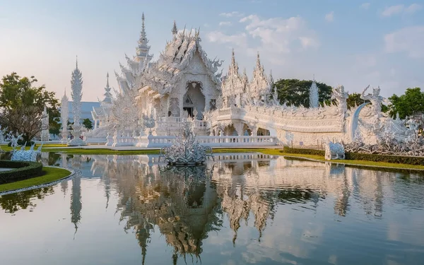 Suda Yansıması Olan Beyaz Tapınak Chiang Rai Tayland Wat Rong — Stok fotoğraf