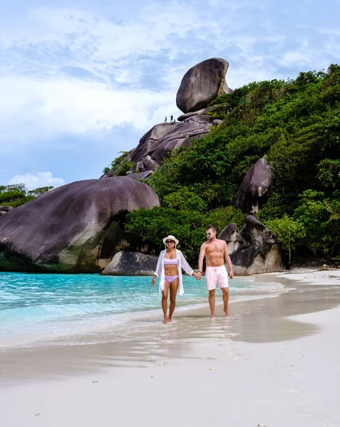 一对夫妇乘船前往泰国南部的热带相似群岛 相似海滩上的男人和女人 — 图库照片